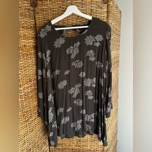 Mossimo L tunic top gray floral pattern